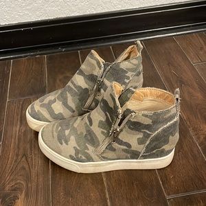 Women’s camo high top tennis shoes